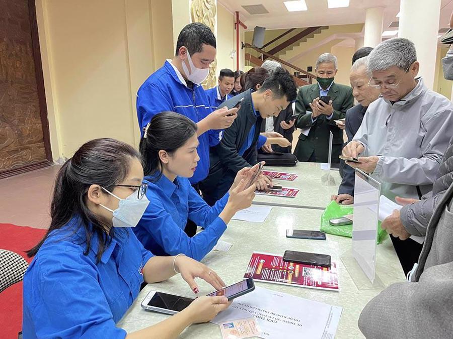 Tuổi trẻ quận Bắc Từ Liêm triển khai đội hình “Hỗ trợ cài đặt, sử dụng phần mềm Sổ tay đảng viên điện tử” . 