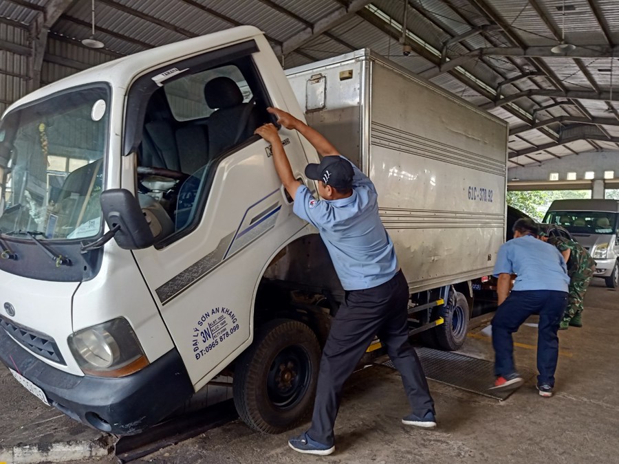 Nhân viên đăng kiểm thực hiện quy trình kiểm định kỹ thuật xe cơ giới tại Đồng Nai.