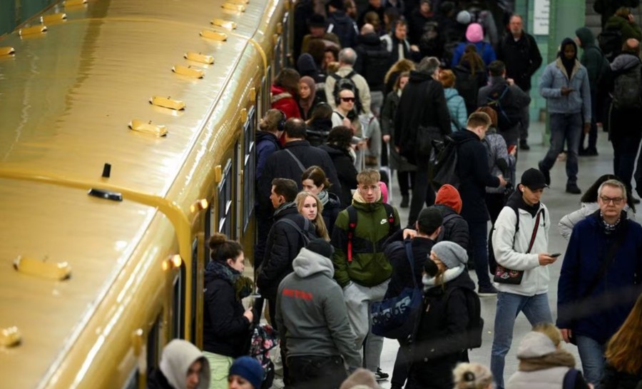 Hành khách trên sân ga tàu điện ngầm BVG ở thủ đô Berlin, giữa cuộc đình công toàn quốc, ngày 27/3. Ảnhh: REUTERS