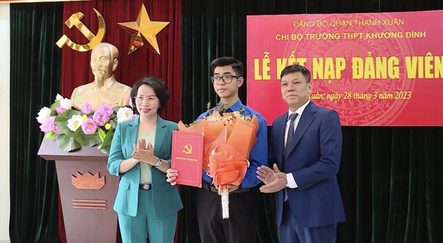 Bí thư Quận ủy Thanh Xuân Bùi Huyền Mai trao Quyết định kết nạp Đảng cho học sinh Đặng Hoàng Vương