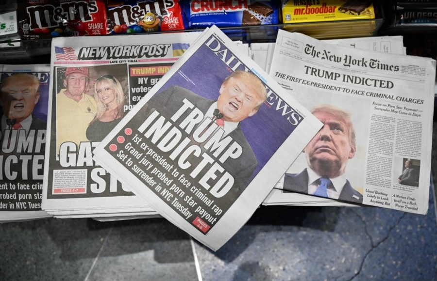 Thông tin cựu Tổng thống Mỹ Donald Trump tràn trang nhất nhiều báo lớn. Ảnh: AFP