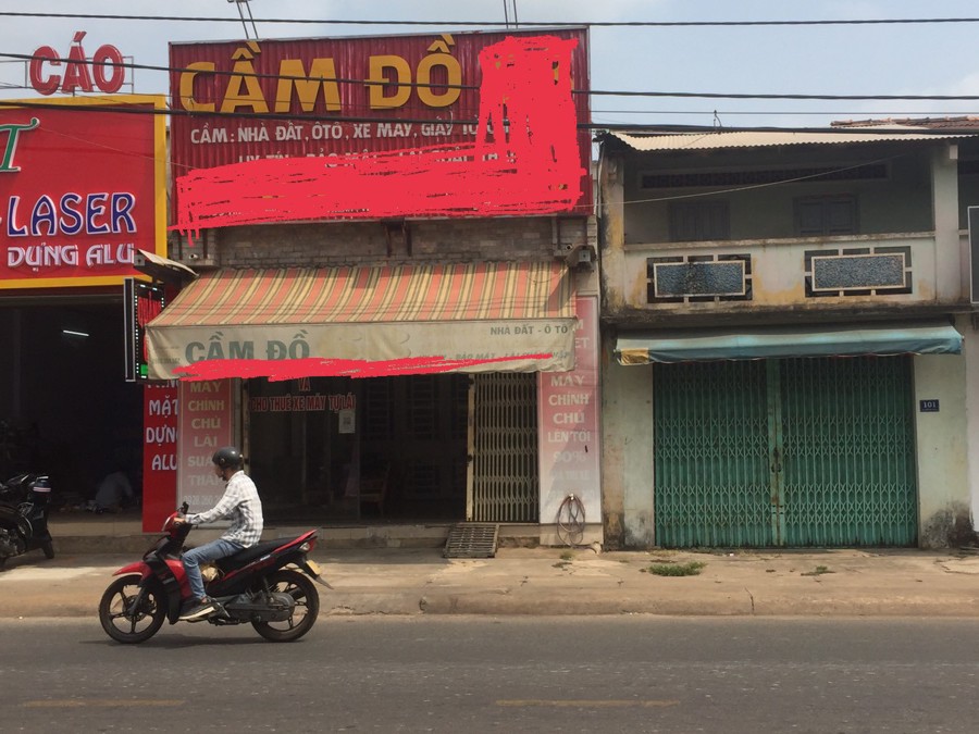 Tiệm cầm đồ tại TP Long Khánh, chủ nhân là người thanh niên tên P.   Chính P. đã giao dịch mua bán 4 chiếc xe máy với đôi vợ chồng Phát - Trang.