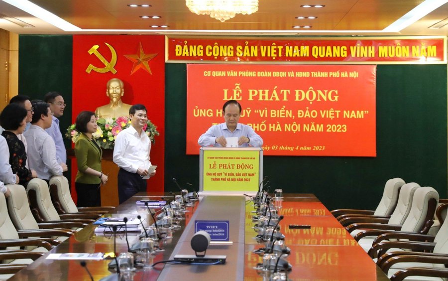 Để ủng hộ Quỹ “Vì biển, đảo Việt Nam” TP Hà Nội năm 2023, toàn bộ cán bộ, công chức cơ quan Đoàn ĐBQH và HĐND TP đã ủng hộ mỗi người ít nhất 1 ngày lương.