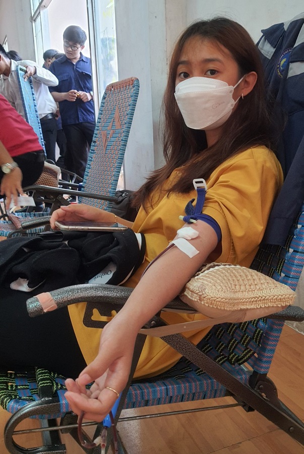Bạn Trần Xuân Yến - 18 tuổi, sinh viên Khoa quản trị khách sạn Trường cao đẳng nghề cho biết: Lần đầu tiên hiến máu và em nghĩ đây là việc làm bình thường, nó tốt cho bản thân và giúp được cho người bệnh. Ảnh Hồng Lĩnh