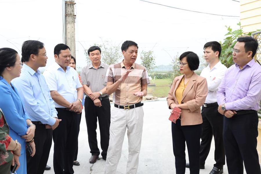 Đoàn giám sát của Ban Kinh tế-Ngân sách khảo sát thực tế tại cơ sở chăn nuôi trên địa bàn huyện Ứng Hoà