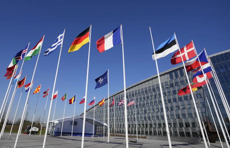 Một cột cờ trống đã được dựng lên giữa quốc kỳ Pháp và Estonia bên ngoài trụ sở NATO hôm 3/4, chuẩn bị cho lễ gia nhập của Phần Lan. Ảnh: AP