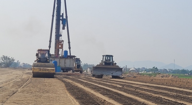 Trên công trường dự án đường bộ cao tốc Bắc - Nam đoạn Diễn Châu - Bãi Vọt máy móc, thiết bị xử lý nền đất yếu hoạt động hết công suất