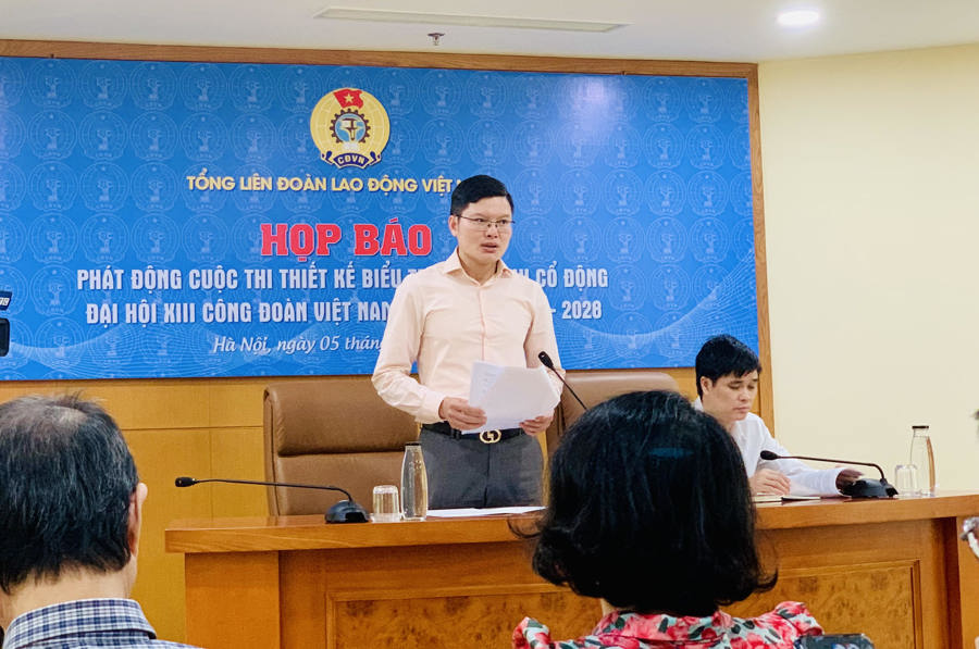 Đại diện Ban tổ chức thông tin về cuộc thi thiết kế biểu trưng và tranh cổ động Đại hội XIII Công đoàn Việt Nam. 