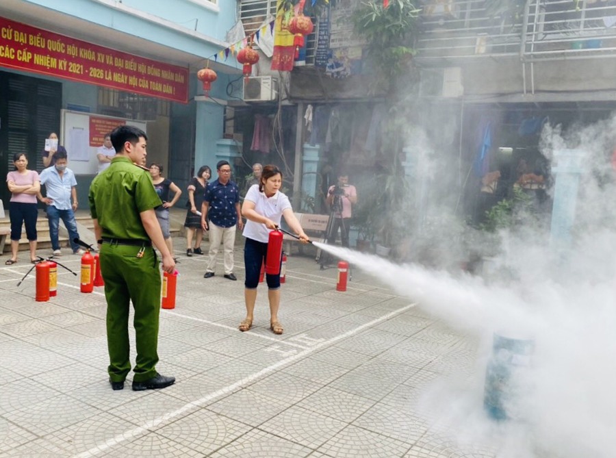 Lực lượng chức năng hướng dẫn người dân các thao tác cơ bản xử lý sự cố cháy thường gặp tại khu dân cư phường Thanh Xuân Trung