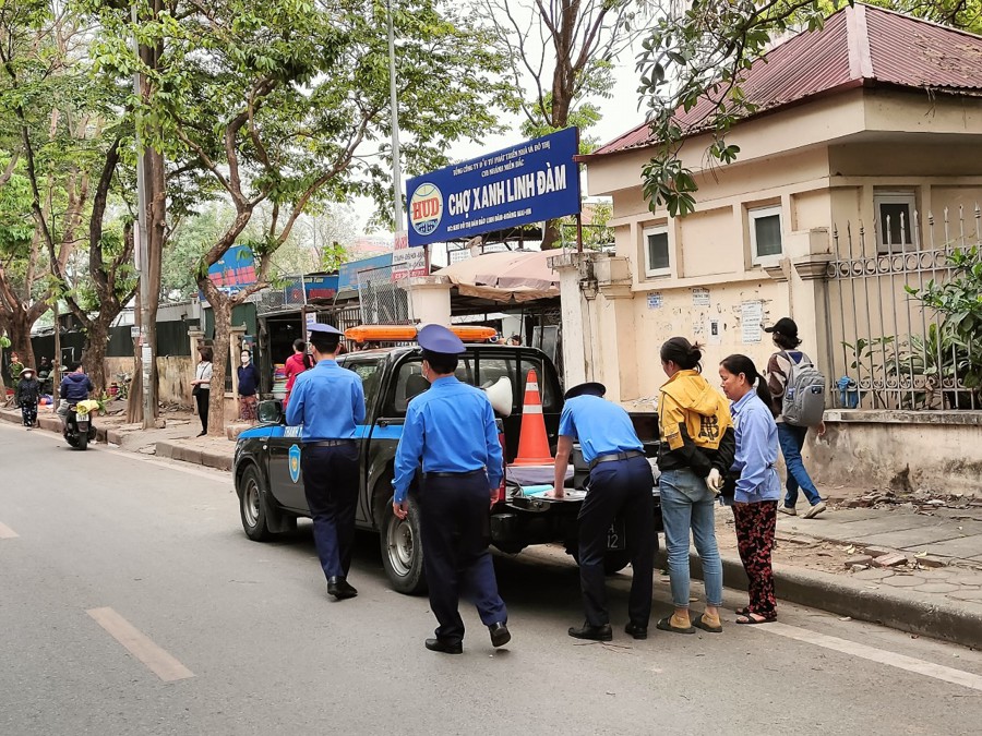 Đội Thanh tra giao thông quận Hoàng Mai xử phạt các hộ tái vi phạm. Ảnh TA.