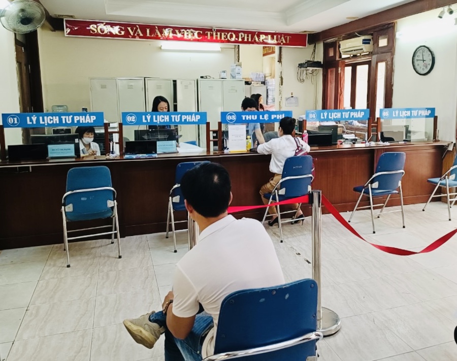 Vào 11h45 trưa 6/4, cán bộ một cửa Sở Tư pháp Hà Nội vẫn tiếp nhận hồ sơ công dân đến thực hiện thủ tục hành chính
