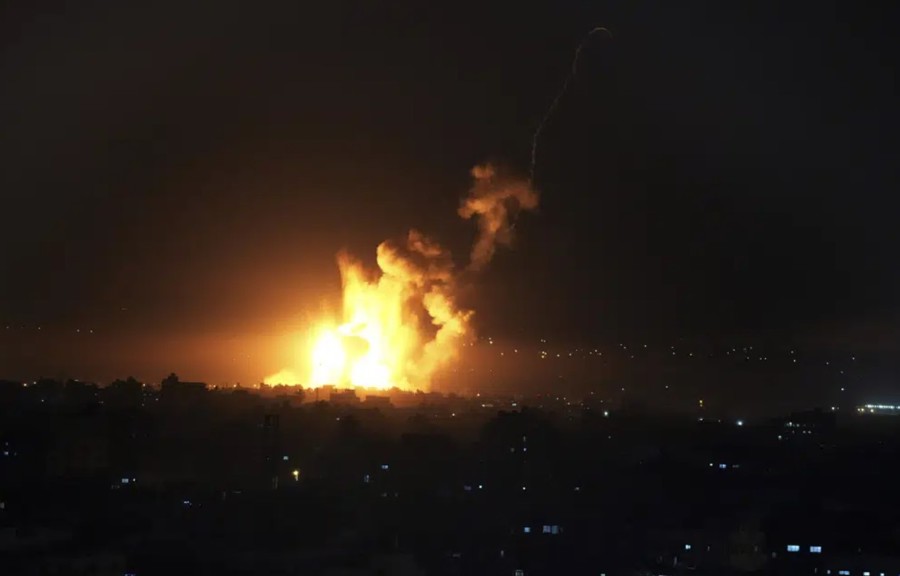 Khói và lửa bốc lên từ một vụ nổ do cuộc không kích của Israel vào Gaza, rạng sáng ngày 7/4. Ảnh: AP