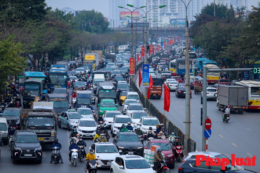 Số phương tiện cá nhân tại Hà Nội liên tục tăng, kèm theo ùn tắc giao thông là nguyên nhân khiến không khí ô nhiễm (Ảnh: Khánh Huy).