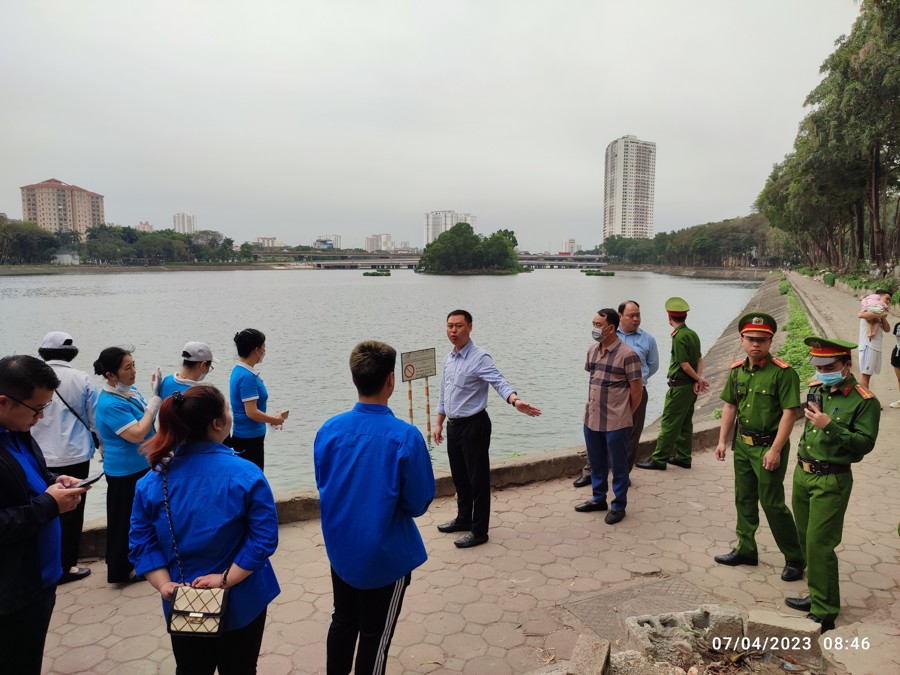 Phó Chủ tịch UBND phường Hoàng Liệt Nguyễn Hải Tú chỉ huy ra quân kiểm tra khu vực quanh hồ Linh Đàm. Ảnh: TA