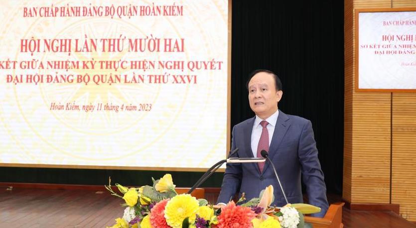 Phó Bí thư Thành ủy, Chủ tịch HĐND TP Hà Nội Nguyễn Ngọc Tuấn phát biểu tại Hội nghị.