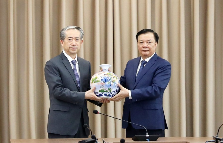 Bí thư Thành ủy Hà Nội Đinh Tiến Dũng tặng quà lưu niệm cho Đại sứ đặc mệnh toàn quyền nước Cộng hòa nhân dân Trung Hoa tại Việt Nam Hùng Ba. 