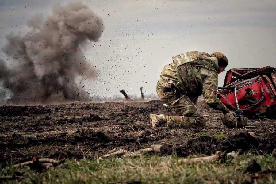 Phản ứng của quân nhân Ukraine khi ném lựu đạn trong một cuộc huấn luyện ở vùng Donbass, ngày 8/4/2023. Ảnh: REUTERS