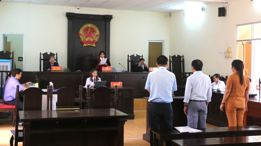 Quan cảnh phiên tòa xét xử các bị cáo nguyên là cán bộ Ban Quản lý dự án tỉnh Bạc Liêu ngày 11/4