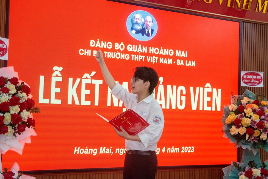  Chi bộ Trường THPT Việt Nam Ba Lan thuộc Đảng bộ quận Hoàng Mai đã kết nạp Đảng học sinh Nguyễn Minh Hiển. Ảnh TA
