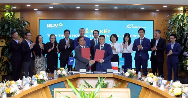 Ông Lê Ngọc Lâm (Tổng Giám đốc BIDV) và ông Võ Hoàng Lâm (Tổng Giám đốc Coteccons) đại diện Lãnh đạo hai đơn vị ký kết thỏa thuận hợp tác toàn diện giai đoạn 2023-2027