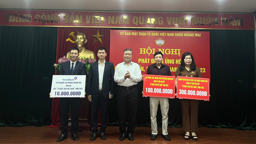 Chủ tịch Ủy ban MTTQ quận Hoàng Mai Phạm Ngọc Tiến tiếp nhận kinh phí ủng hộ. Ảnh: HM