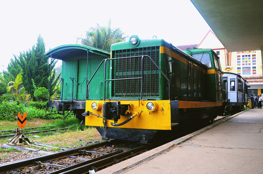 Tàu hoả chạy trên tuyến đường sắt Đà Lạt - Trại Mát. 