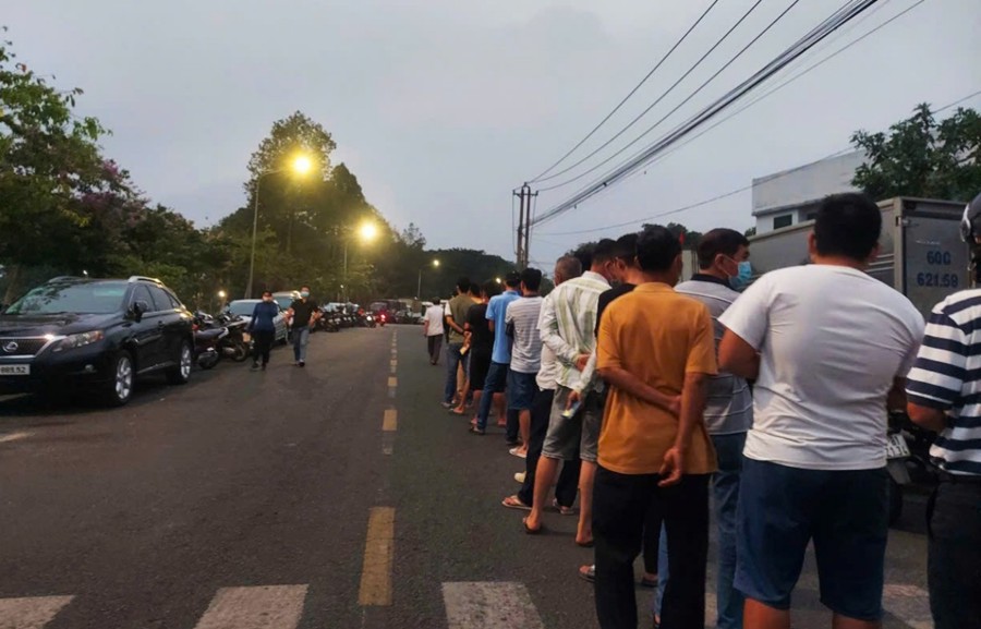 Từ 4 giờ sáng, tài xế xếp hàng rồng rắn đợi bốc lịch hẹn đăng kiểm xe, tại trung tâm đăng kiểm xe cơ giới 60.01S (TP Biên Hòa).
