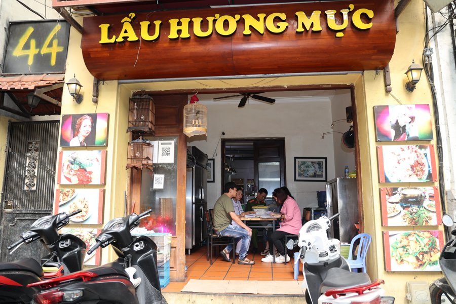 Tổ kiểm tra liên ngành của phường Trúc Bạch kiểm tra tại nhà hàng Hương Mực về các dấu hiệu vi phạm vệ sinh an toàn thực phẩm.