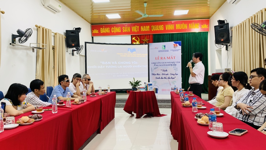 Phó Giám đốc Trung tâm Giáo dục nghề nghiệp (Hội Người mù TP Hà Nội) Nguyễn Trung Thái chia sẻ tại chương trình.
