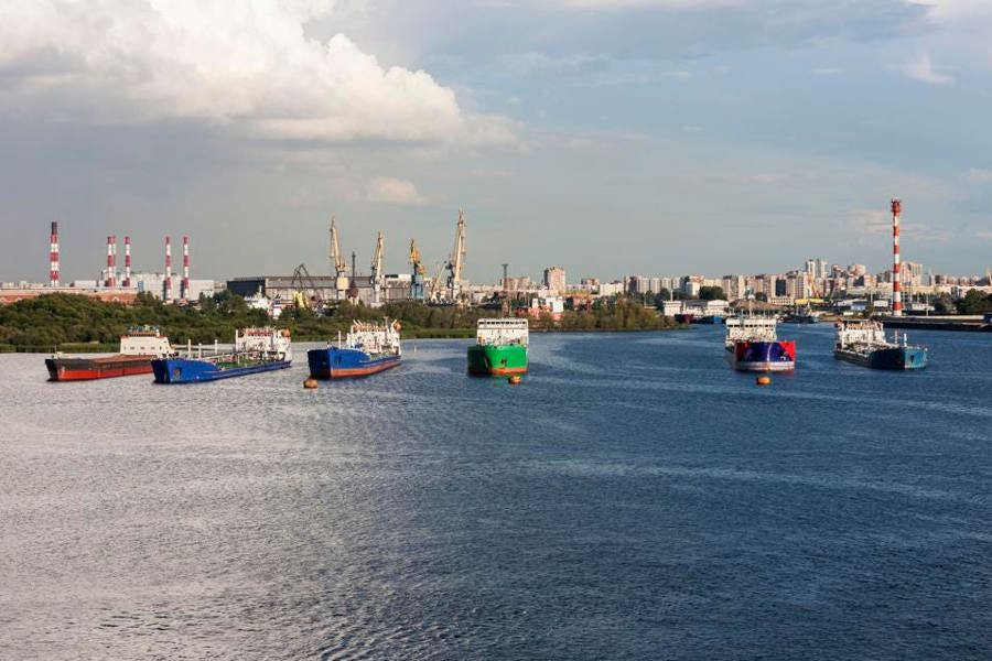 Tàu chở dầu tại Cảng Merchants, Saint Petersburg, Nga. Ảnh: Forbes