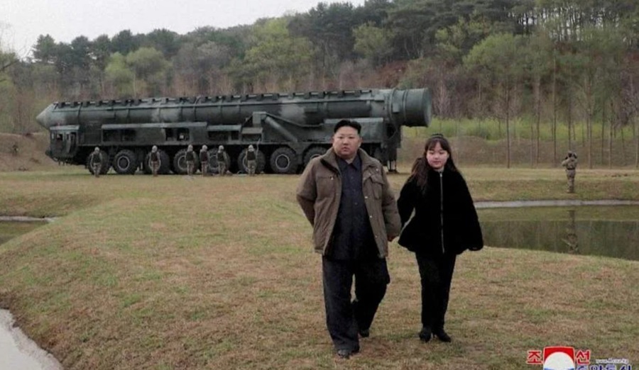 Nhà lãnh đạo Triều Tiên Kim Jong Un và con gái Kim Ju Ae tham dự vụ phóng thử tên lửa đạn đạo liên lục địa nhiên liệu rắn mới Hwasong-18 tại một địa điểm không được tiết lộ, vào ngày 14/4. Ảnh: AP