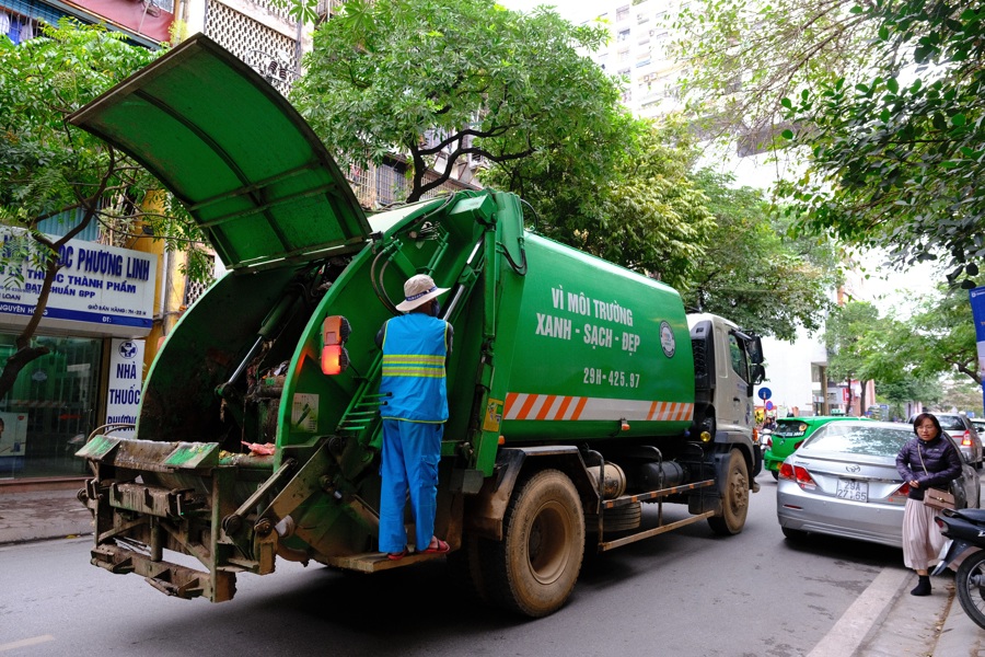 Xe rác chạy sai thời gian quy định sẽ gây áp lực lên hoạt động lưu thông của các phương tiện khác và gây ô nhiễm môi trường. Ảnh: Công Hùng