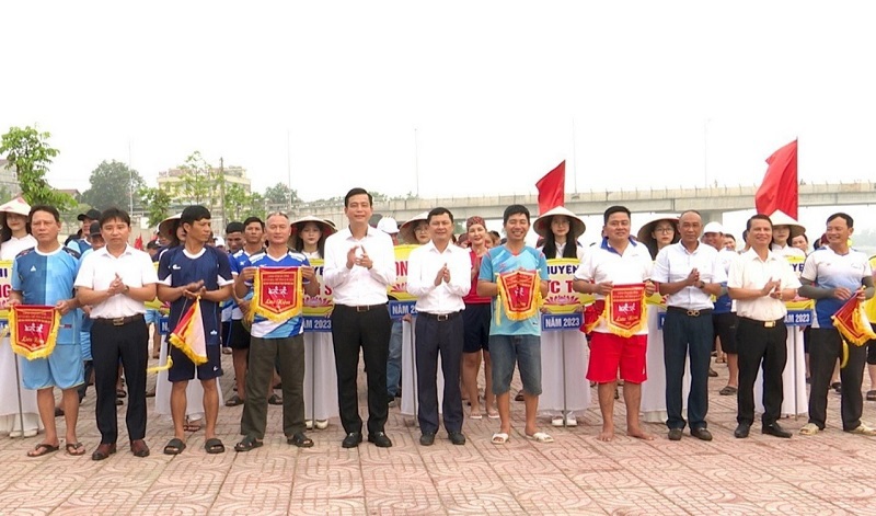 Phó Chủ tịch UBND tỉnh Hà Tĩnh Lê Ngọc Châu và lãnh đạo huyện Đức Thọ trao cờ lưu niệm cho các đội đua