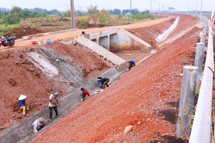 Công nhân thi công kênh thoát nước cao tốc Phan Thiết - Dầu Giây đoạn qua huyện Cẩm Mỹ, tỉnh Đồng Nai.