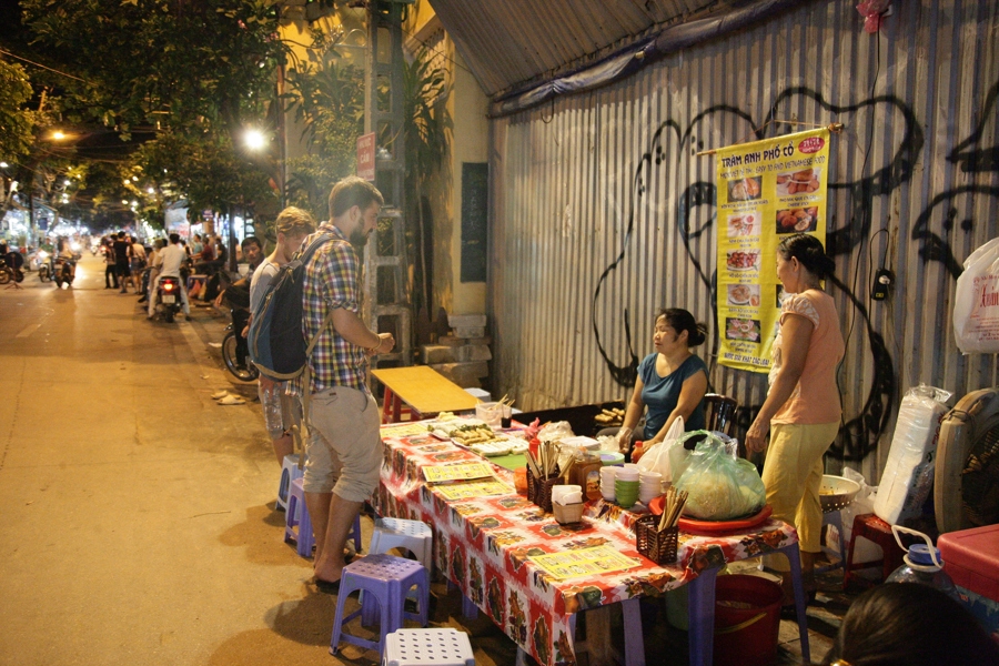 Một quán ăn đêm trên phố cổ Hà Nội. Ảnh: Hải Linh