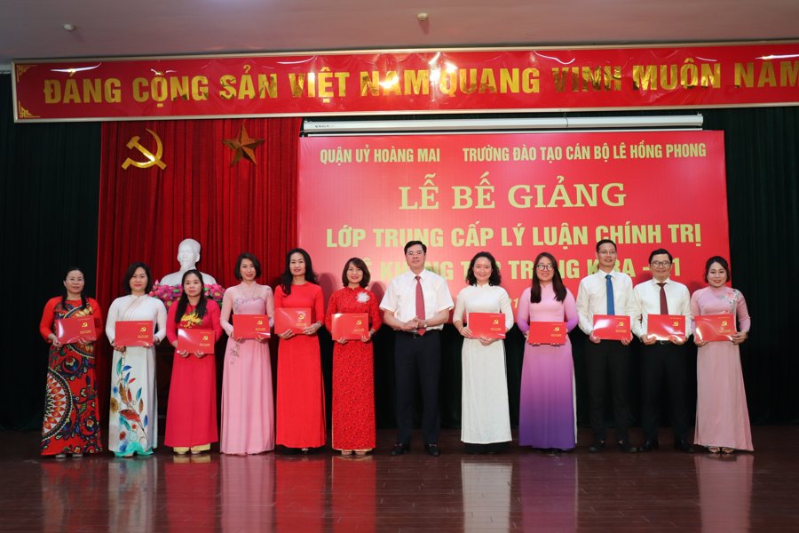 Phó Bí thư Thường trực Quận ủy Hoàng Mai Nguyễn Xuân Phong trao bằng và chúc mừng các học viên. Ảnh: HC