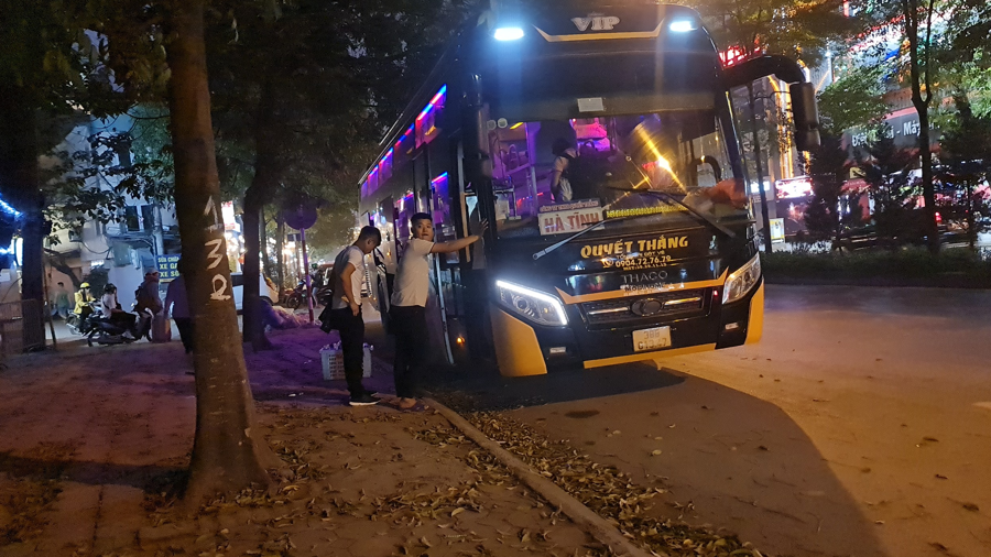 Xe dù bến cóc trên đường Nguyễn Hoàng, quận Nam Từ Liêm.      Ảnh: Phạm Công   