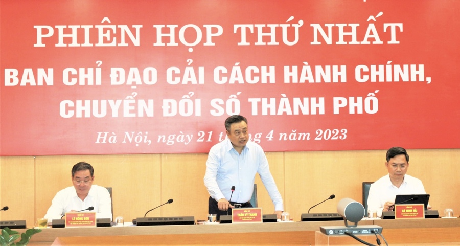Chủ tịch UBND TP Hà Nội Trần Sỹ Thanh phát biểu tại phiên họp. 