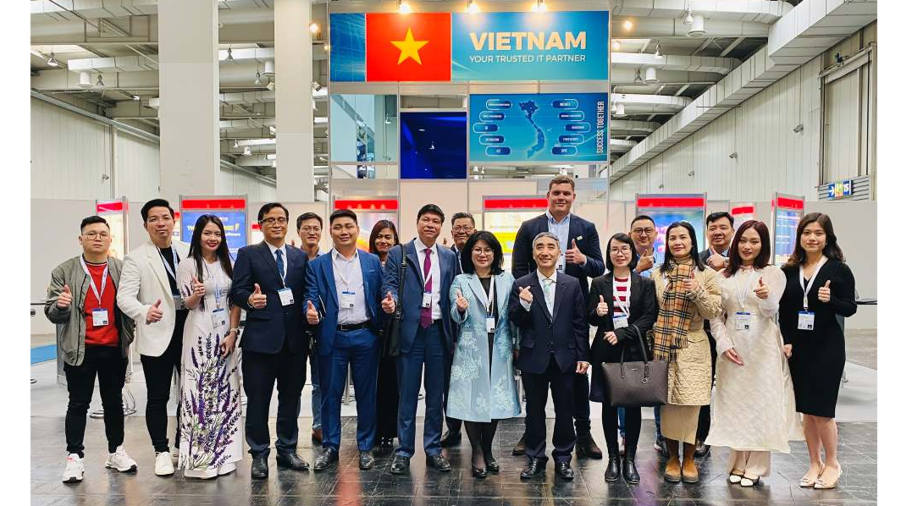 Tổng giám đốc Công ty Cổ phần Hanel Bùi Thị Hải Yến (chính giữa) cùng đoàn doanh nghiệp CNTT Việt Nam tại gian hàng triển lãm