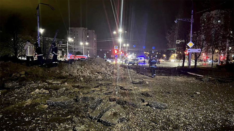 Hiện trường vụ nổ trên một con phố ở Belgorod, Nga, ngày 20/4. Ảnh: REUTERS