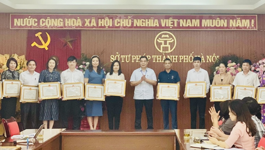 Các tập thể, cá nhân có thành tích trong 6 năm triển khai thi hành Luật Hộ tịch được tặng Bằng khen của Chủ tịch UBND TP Hà Nội 