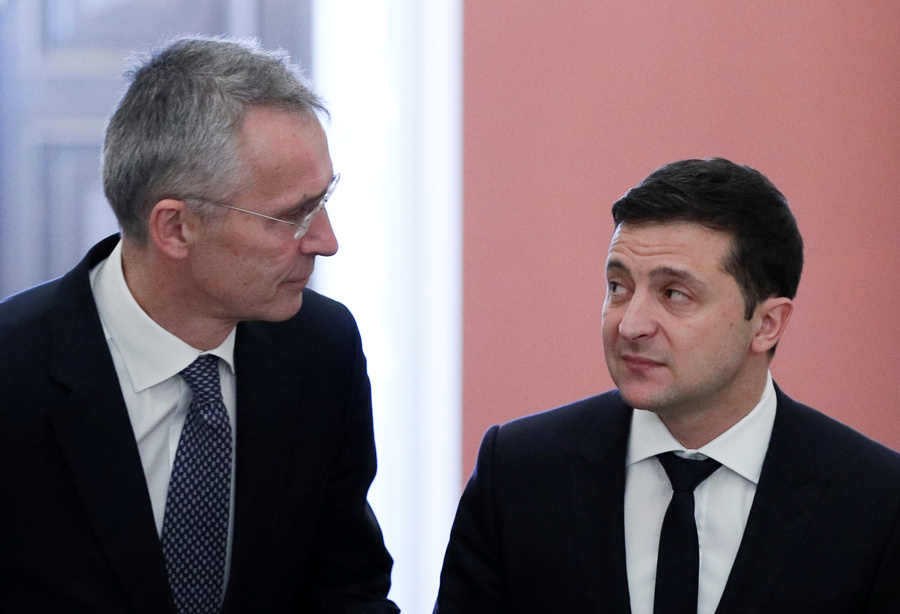 Tổng thư ký NATO Jens Stoltenberg và Tổng thống Ukraine Volodymyr Zelensky. Ảnh: Reuters