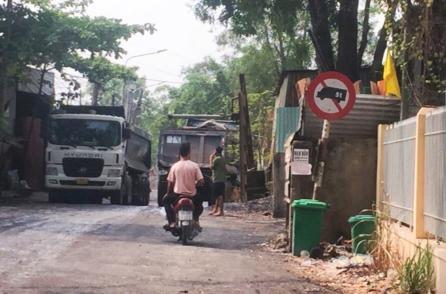 Kinhtedothi - Con đường Cống Lở (thuộc phường Phước Tân, TP Biên Hòa) với biển cấm xe tải trên 5 tấn, nhưng hàng ngày xe tải trọng lớn hàng chục tấn vẫn lưu thông.