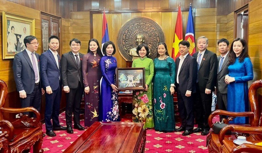 Đoàn đại biểu thành phố Hà Nội thăm Tổng lãnh sự quán Việt Nam tại Bắc Lào