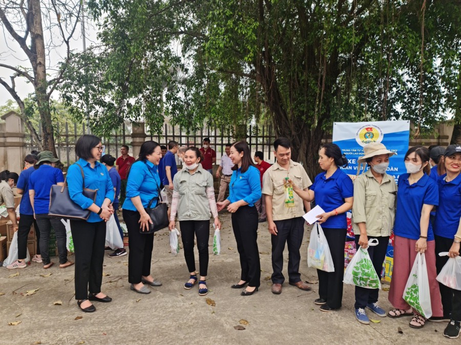 Liên đoàn lao động huyện Ứng Hoà hỗ trợ đoàn viên, công nhân lao động có hoàn cảnh khó khăn (Ảnh: Đào Mến).