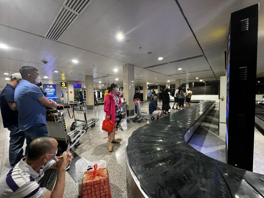 Hành khách mòn mỏi chờ hành lý tại sân bay Tân Sơn Nhất
