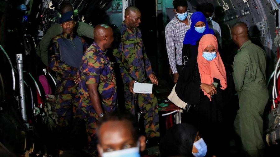 Mọi người nghỉ ngơi trong quá trình chạy trốn khỏi các cuộc đụng độ xảy ra ở thủ đô Khartoum, Sudan, ngày 24/4/2023. Ảnh: REUTERS