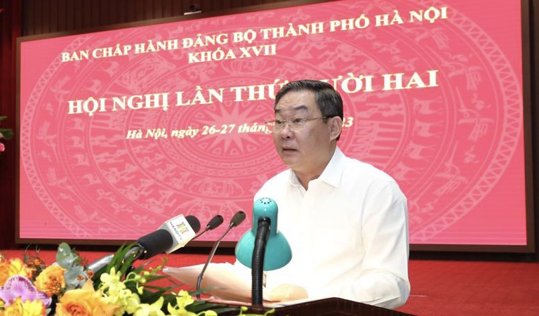 Phó Chủ tịch Thường trực UBND TP Hà Nội Lê Hồng Sơn trình bày tờ trình tại hội nghị. 