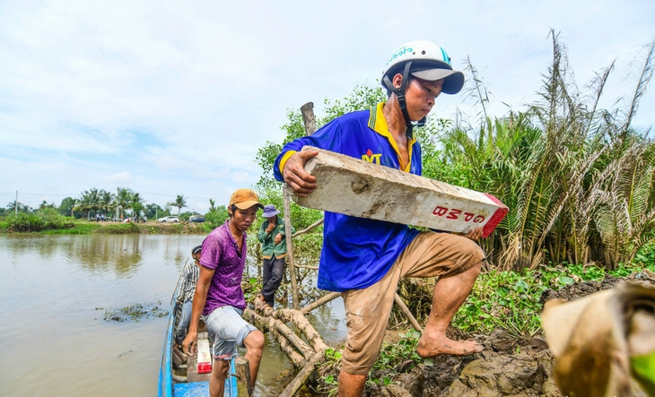 Cắm mốc ranh đất giải phóng mặt bằng dự án vành đai 3 - Ảnh: Quang Định