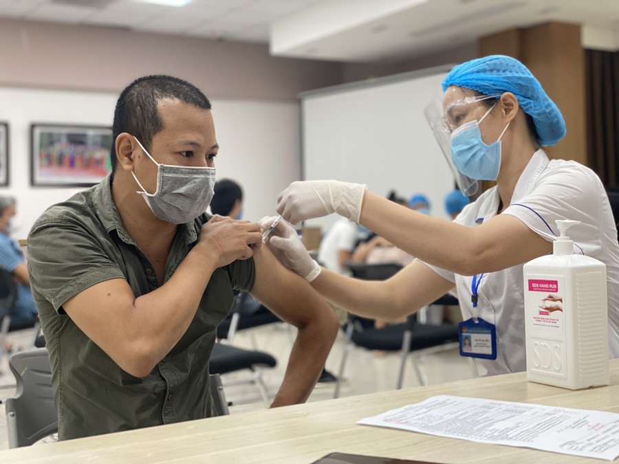 Tiêm Vaccine phòng chống Covid-19 tại Bệnh viện Mắt Hà Nội. Ảnh: Thanh Hải 